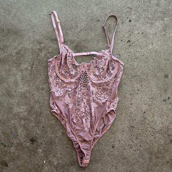 Floral Lace Bodysuit - Picture 7 of 10